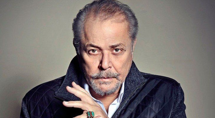 شاهد .. فيديو نادر يجمع محمود عبد العزيز بنجوم العصر الذهبي.. وخفة دمه تحدث ضجة