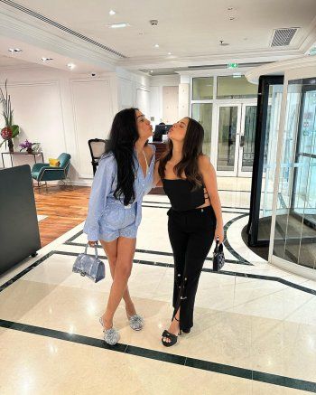 شاهد .. غادة عبد الرازق تحتفل بـ عيد ميلادها بالهوت شورت وتثير الجدل بحركة لسانها - بالصور