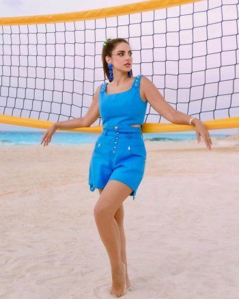 شاهد .. بالصور- باللون الأزرق درة التونسية تختار إطلالتها إلى جانب البحر