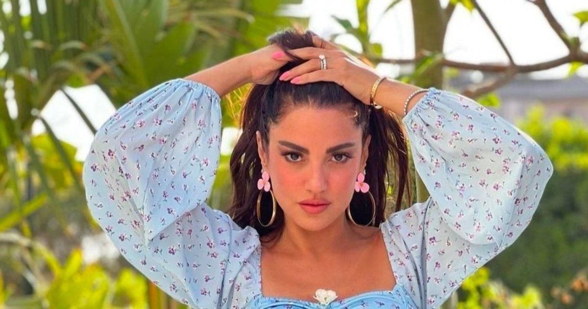 شاهد .. بالصور- باللون الأزرق درة التونسية تختار إطلالتها إلى جانب البحر