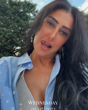 شاهد .. غادة عبد الرازق تحتفل بـ عيد ميلادها بالهوت شورت وتثير الجدل بحركة لسانها - بالصور