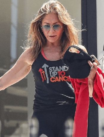 شاهد .. هكذا ظهرت جنيفر أنيستون بعد خروجها من صالة الرياضة