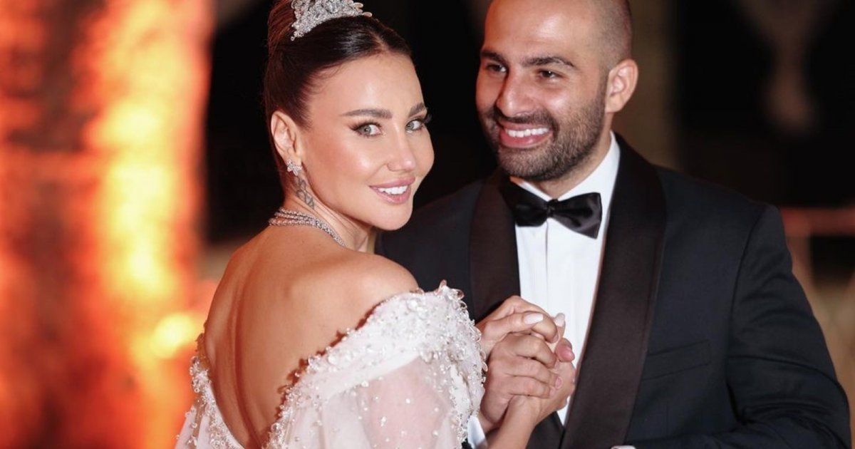 شاهد .. تعبيراً عن حبه الكبير لها.. هذا ما فعله زوج غنى غندور - بالصورة