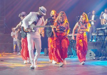 شاهد .. مشهد تاريخي في لبنان في عشق تامرحسني