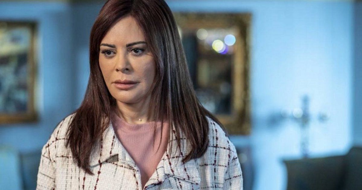 شاهد .. بالفيديو- كارمن لبس تغسل الشارع بالمياه.. فما جديدها ؟