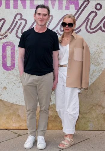 شاهد .. بالصور- بعد زواجهم.. إطلالة بسيطة وإنسجام بين ناعومي واتس وبيلي كرودب في أول ظهور لها