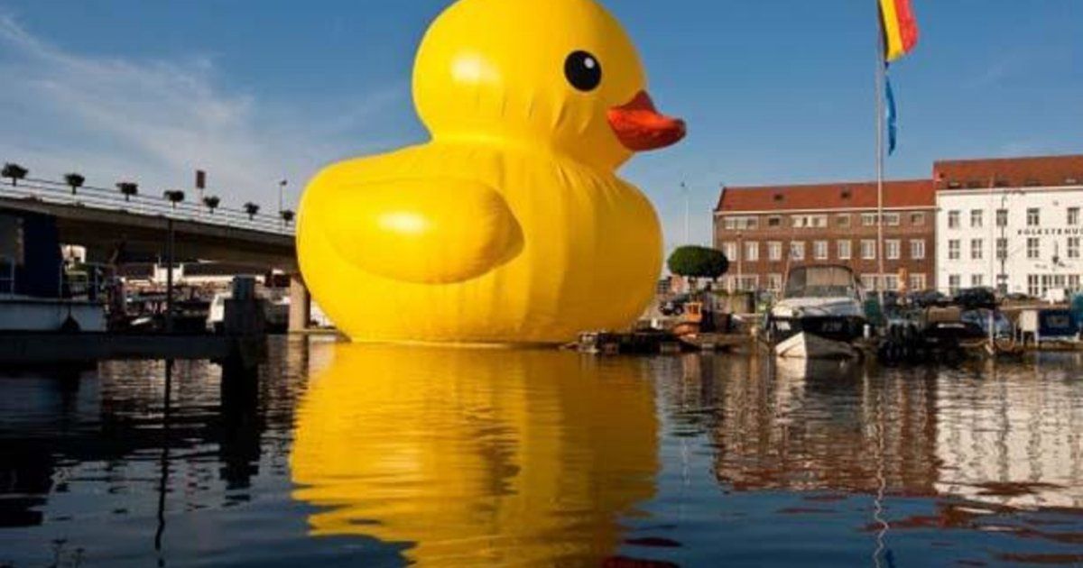 شاهد .. بالصور- إطلاق البوستر الدعائي لفيلم "البطة الصفرا".. تعرفوا على أبطاله