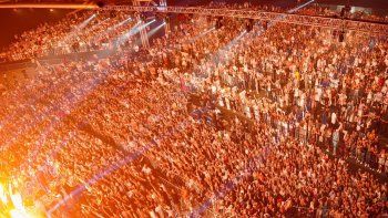 شاهد .. مشهد تاريخي في لبنان في عشق تامرحسني