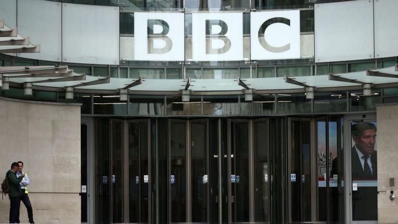 اتفرج – أسرة القاصر الذي يتهم مذيعاً في بي بي سي باستغلاله جنسياً تشعر بالإحباط