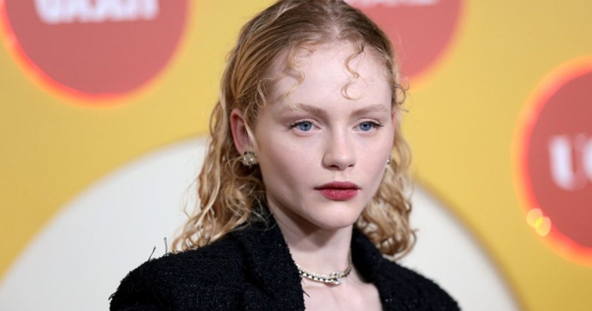 شاهد .. بالصورة - بعد إنتشار خبر مواعدتها لـ جو ألوين.. إيما لايرد على علاقة برجل يكبرها 16 عاماً