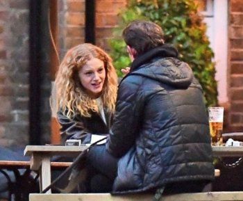 شاهد .. بالصورة - بعد إنتشار خبر مواعدتها لـ جو ألوين.. إيما لايرد على علاقة برجل يكبرها 16 عاماً