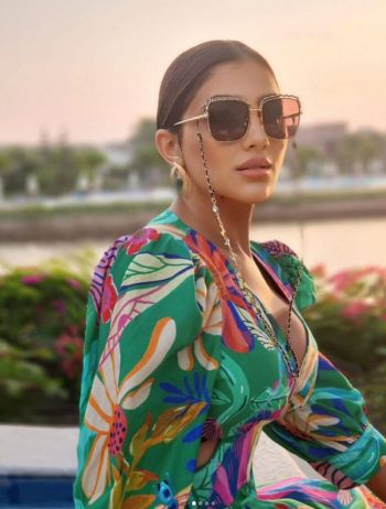 شاهد .. بألوان و ورود.. مي عمر تتألق بفستان صيفي رائع - بالصور