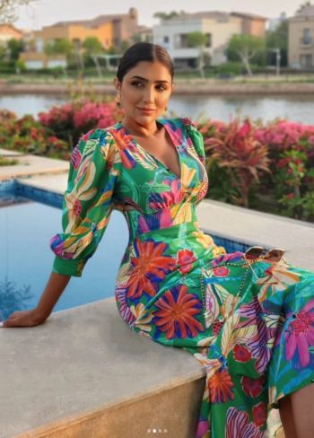 شاهد .. بألوان و ورود.. مي عمر تتألق بفستان صيفي رائع - بالصور