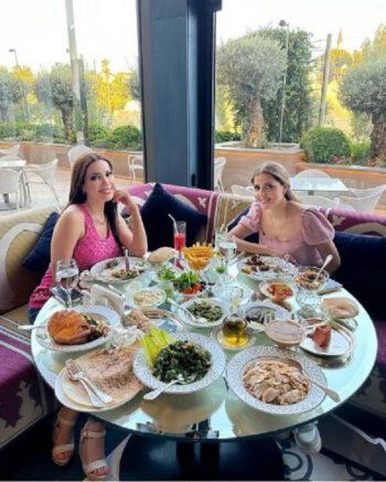 شاهد .. جمال شقيقة نسرين طافش يضاهي جمالها.. شاهدوا أول ظهور لها