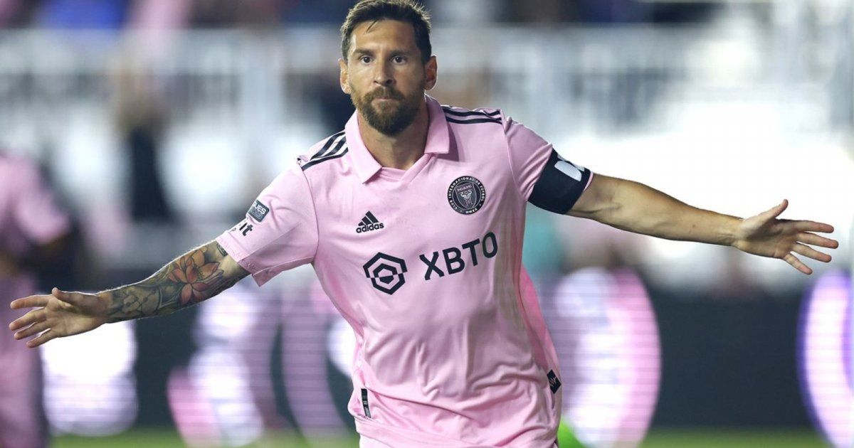 شاهد .. بسبب ليونيل ميسي .. طرد عامل نظافة من وظيفته