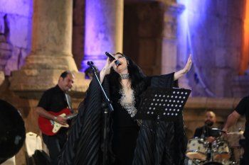 شاهد .. ديانا كرزون نجمة ختام مهرجان جرش.. والجمهور يغني لها: "اشتقنالك"