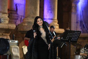 شاهد .. ديانا كرزون نجمة ختام مهرجان جرش.. والجمهور يغني لها: "اشتقنالك"