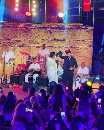 شاهد .. راغب علامة باللباس التقليدي التونسي على مسرح قرطاج .. " نحبكم برشا ونموت عليكم "