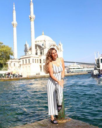 شاهد .. بالصور- منة فضالي تستمتع بوقتها في تركيا بإطلالة كاجول رائعة