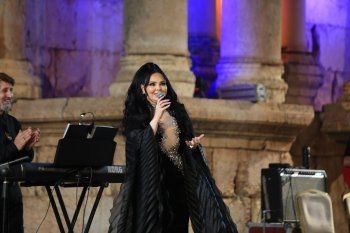 شاهد .. ديانا كرزون نجمة ختام مهرجان جرش.. والجمهور يغني لها: "اشتقنالك"