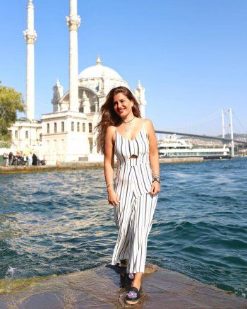 شاهد .. بالصور- منة فضالي تستمتع بوقتها في تركيا بإطلالة كاجول رائعة