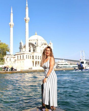 شاهد .. بالصور- منة فضالي تستمتع بوقتها في تركيا بإطلالة كاجول رائعة