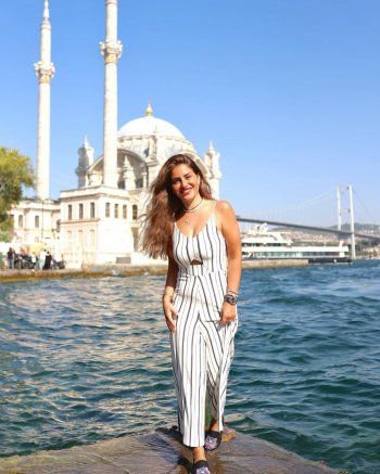 شاهد .. بالصور- منة فضالي تستمتع بوقتها في تركيا بإطلالة كاجول رائعة