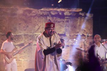 شاهد .. راغب علامة باللباس التقليدي التونسي على مسرح قرطاج .. " نحبكم برشا ونموت عليكم "