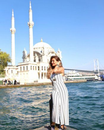 شاهد .. بالصور- منة فضالي تستمتع بوقتها في تركيا بإطلالة كاجول رائعة