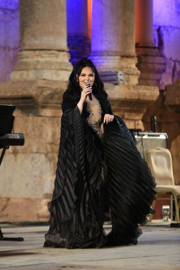 شاهد .. ديانا كرزون نجمة ختام مهرجان جرش.. والجمهور يغني لها: "اشتقنالك"