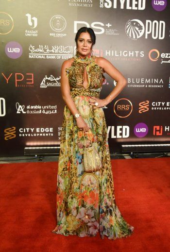 شاهد .. آلاف الدولارات ثمن فستان رانيا يوسف في عرض مايكل سينكو .. وهذه التفاصيل