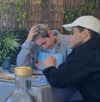 شاهد .. قبل وأحضان.. صور تجمع رامي مالك بحبيبته الجديدة بعد إنفصاله عن لوسي بوينتون مباشرة