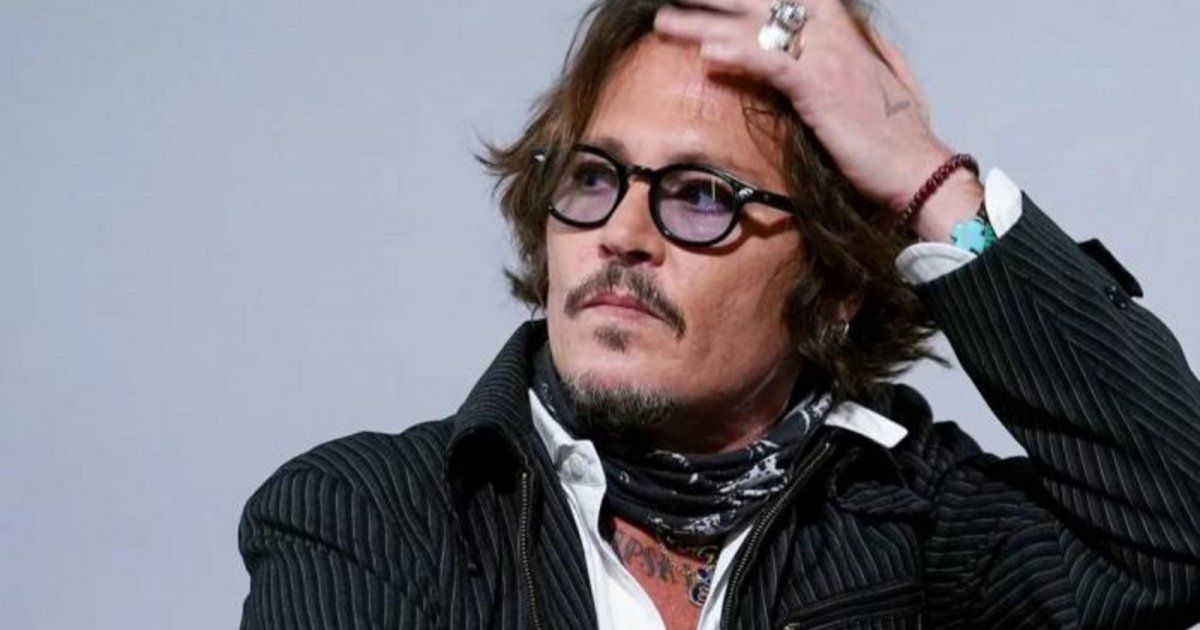 شاهد .. أصدقاء جوني ديب قلقون على حاله.. هل هو عالق في دوامة السهر والسكر؟