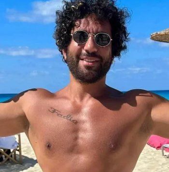 شاهد .. من هي المرأة التي وَشَم اسمها حسن الرداد على صدره؟ ليست زوجته!