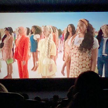 شاهد .. أمينة علي.. تعرفوا إلى أول "باربي" مسلمة ومحجبة!