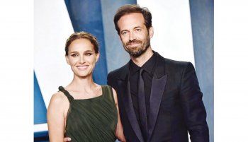 شاهد .. نجمة عالمية تخلع محبس زواجها بسبب تعرضها للخيانة .. وتنفصل عن زوجها