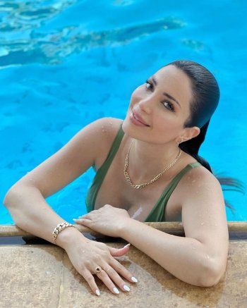 شاهد .. نسرين طافش تطل بالمايوه.. وهكذا بدت بالشعر المبلول