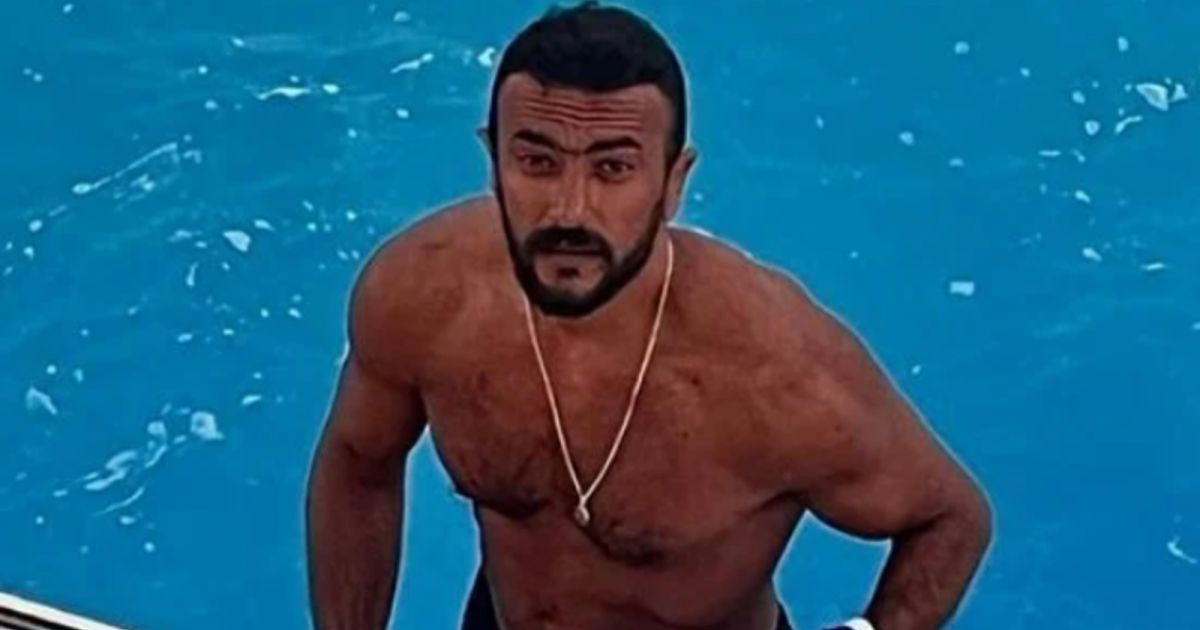 شاهد .. أحمد العوضي ينقذ شاباً من الغرق في الساحل الشمالي..وهكذا كانت ردت فعل الأخير