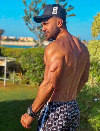 شاهد .. تامر حسني يستمتع بأشعة الشمس.. وهكذا بدا بالمايوه