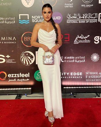 شاهد .. إليكم سعر فستان درة الأبيض في عرض أزياء مايكل سينكو