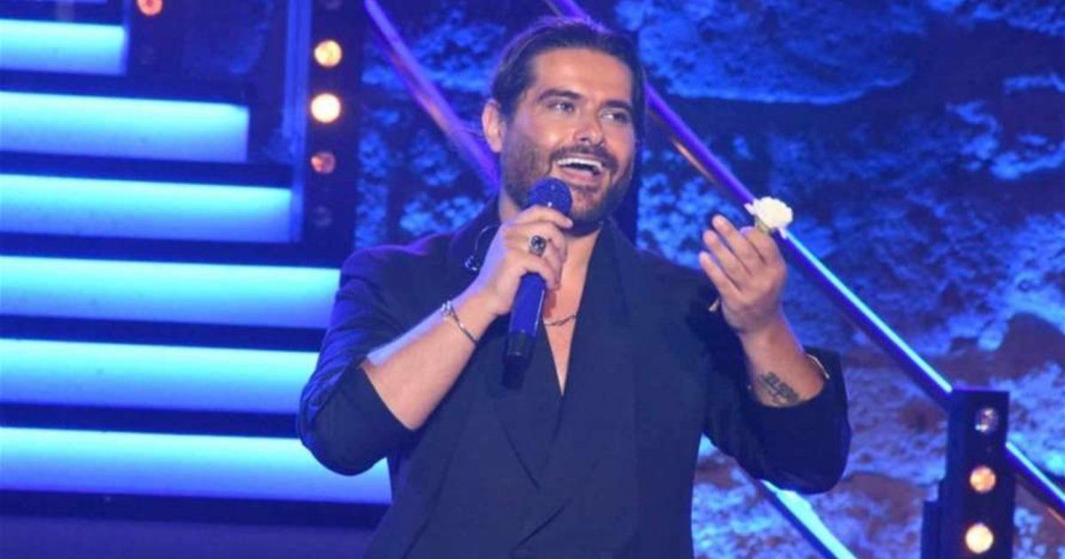 شاهد .. ناصيف زيتون ينسى كلمات أغنيته على المسرح.. وهكذا استدرك الأمر بطرافة - بالفيديو