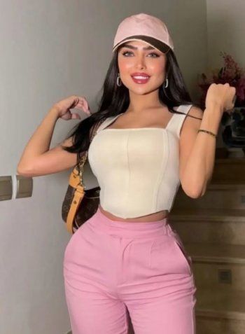 شاهد .. مروج الرحيلي تتألق بالأبيض والزهري لدى حضورها فيلم "باربي"-بالصور