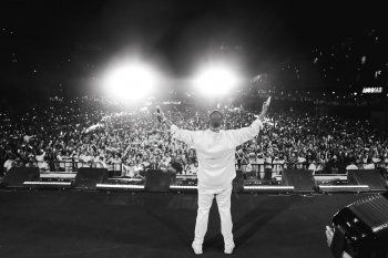 شاهد .. عمرو دياب يُحيى حفلا غنائيا فى الساحل الشمالي وسط انتشار أمني مشدد