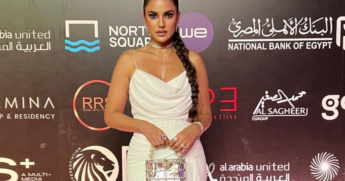 شاهد .. إليكم سعر فستان درة الأبيض في عرض أزياء مايكل سينكو