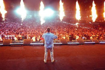 شاهد .. عمرو دياب يُحيى حفلا غنائيا فى الساحل الشمالي وسط انتشار أمني مشدد