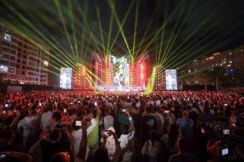 شاهد .. عمرو دياب يُحيى حفلا غنائيا فى الساحل الشمالي وسط انتشار أمني مشدد