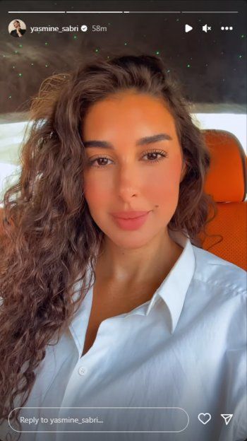 شاهد .. بالصور- بإطلالة صباحية بسيطة.. ياسمين صبري تتألق بجمالها أثناء إحتسائها القهوة