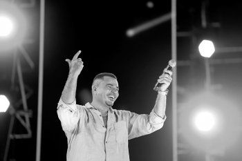 شاهد .. عمرو دياب يُحيى حفلا غنائيا فى الساحل الشمالي وسط انتشار أمني مشدد