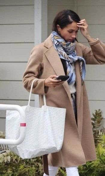 شاهد .. بالصورة - رغم حرارة الأجواء ميغان ماركل تظهر بمعطف .. إليكم ثمن إطلالتها