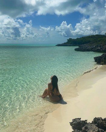 شاهد .. كايلي جينر بالمايوه.. ورشاقة جسمها تخطف الأنظار